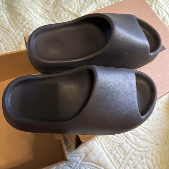 NWT YEEZY SLIDES UNISEX SIZE 7 - Picture 4 of 5